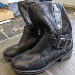 Bare trap leather boots